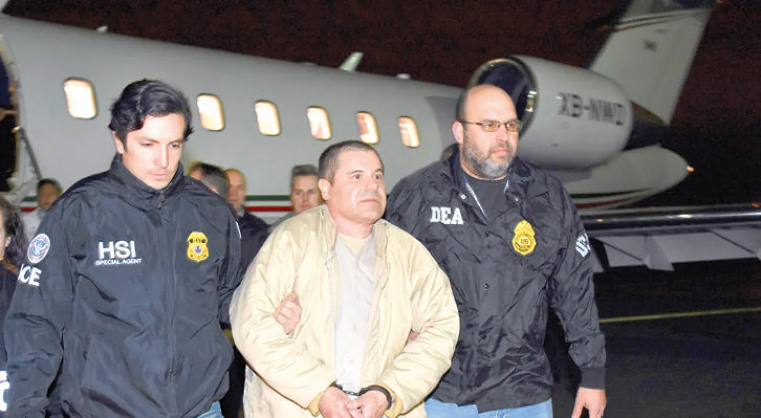 صورة أرشيفية لتاجر المخدرات المكسيكي «التشابو» أثناء تسلمه من قبل رجال الأمن الأميركيين (أ.ب)