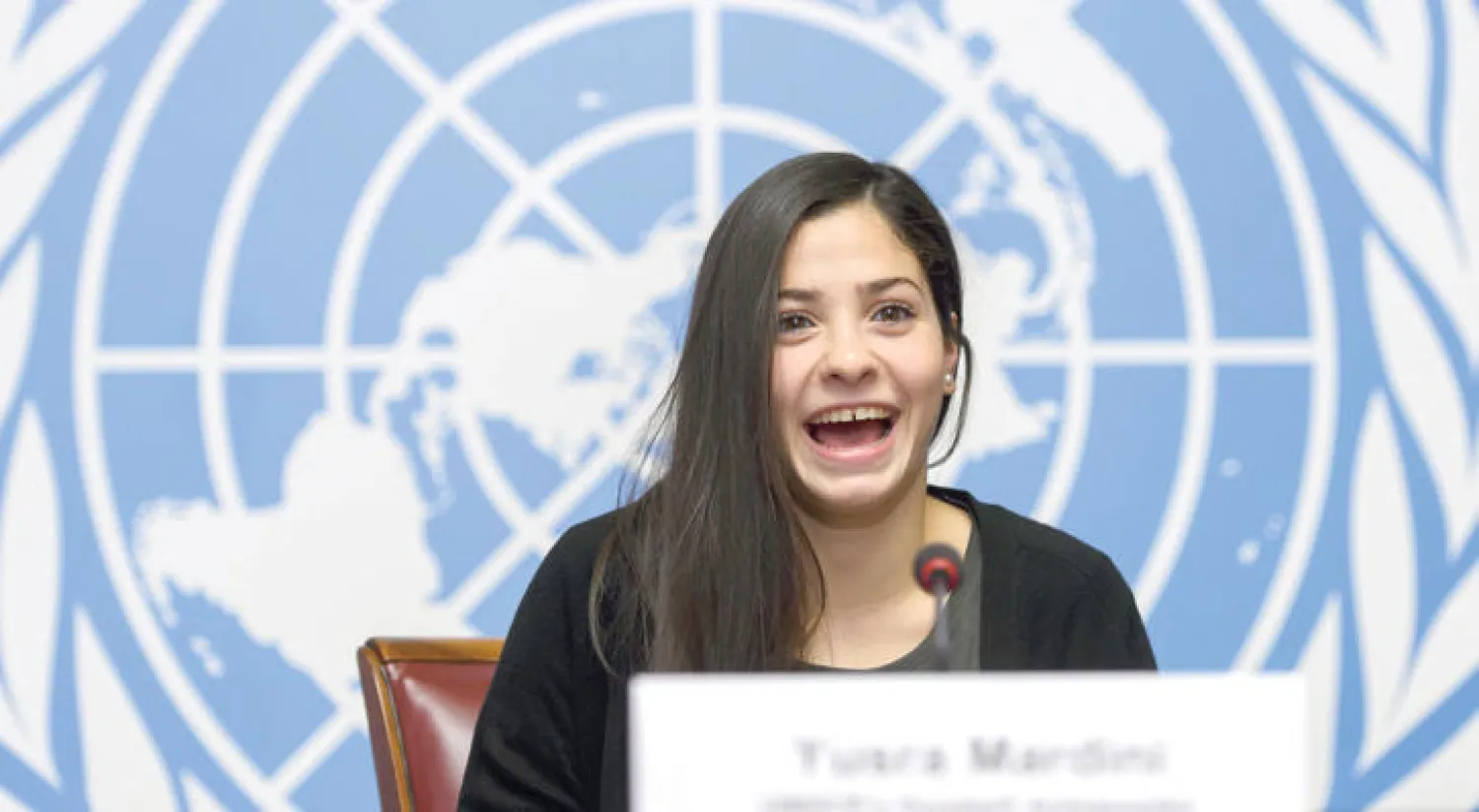 السباحة السورية يسرا مارديني تتحدث إلى الإعلام في مقر الأمم المتحدة بجنيف في أعقاب اختيارها سفيرة نوايا حسنة لتمثيل اللاجئين السوريين (إ.ب.أ)