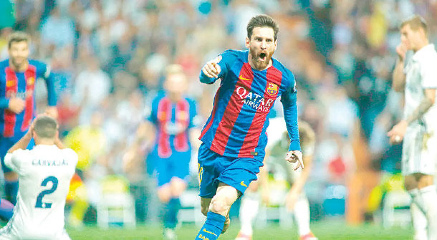 ميسي يحتفل بهدفه القاتل تاركاً لاعبي الريال في صدمة (أ.ف.ب)