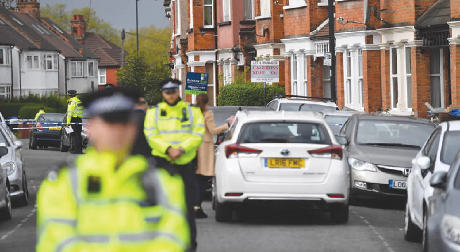 شرطة مكافحة الإرهاب تؤمن أحد شوارع شمال لندن بعد حملة مداهمات واعتقالات أول من أمس (أ.ف.ب)