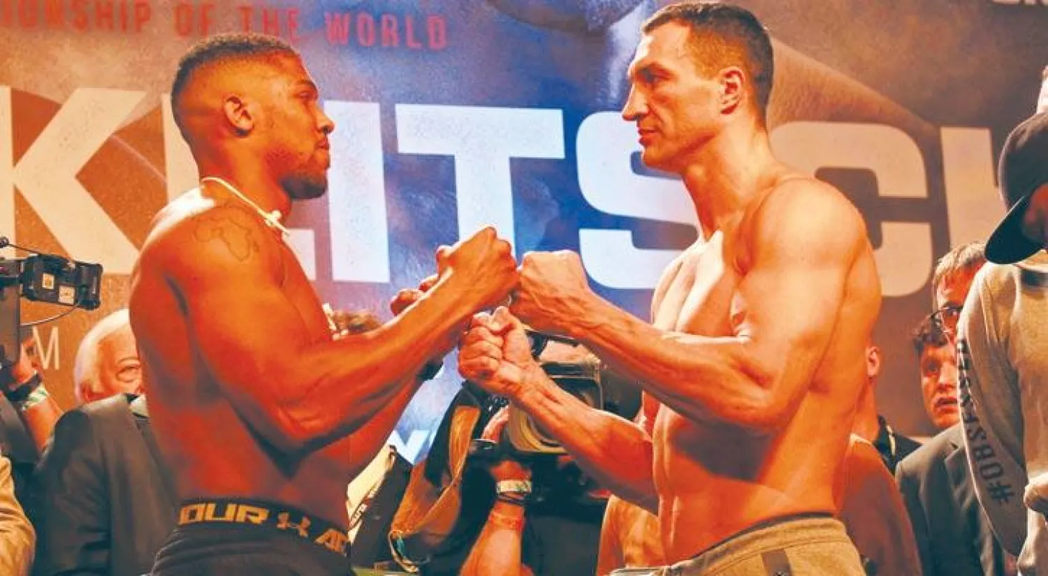 الأوكراني كليتشكو في مواجهة البريطاني جوشوا (إ.ب.أ)