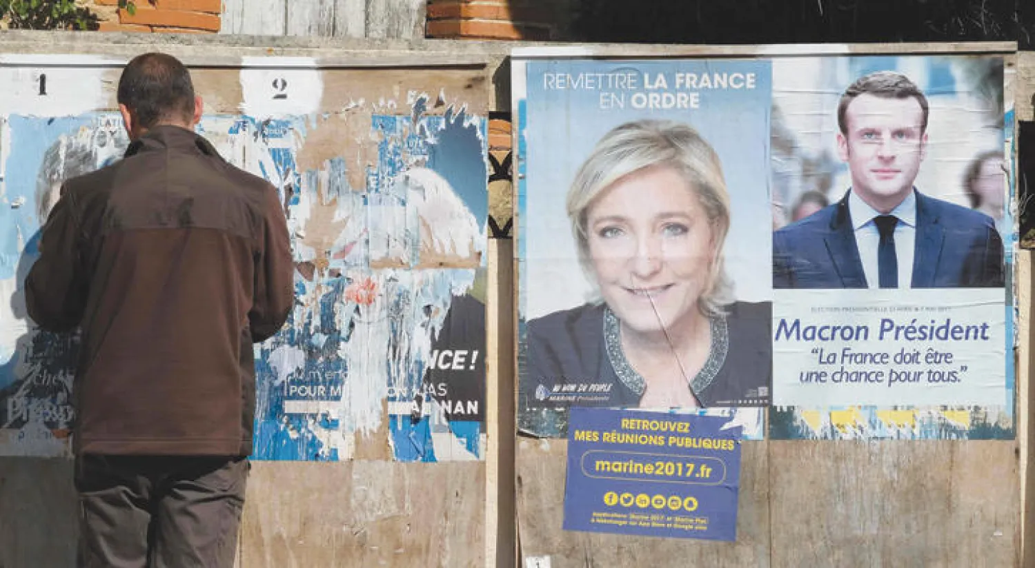 جانب من الحملات الدعائية لمرشح الوسط ماكرون ومرشحة اليمين المتطرف لوبان (أ.ف.ب)