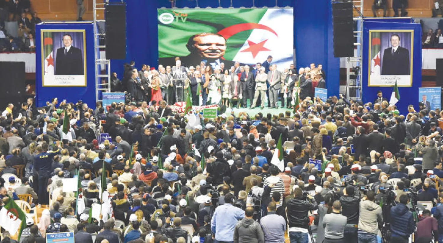 أعضاء «جبهة التحرير الوطني» خلال تجمع انتخابي في العاصمة الجزائرية أمس (أ.ف.ب)