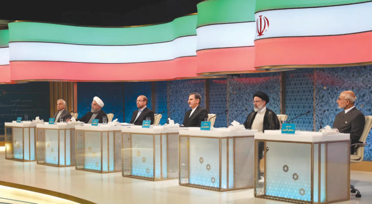 المرشحون الستة للانتخابات الرئاسية الإيرانية أثناء المشاركة في أول مناظرة تلفزيونية مباشرة أمس (أ.ب)
