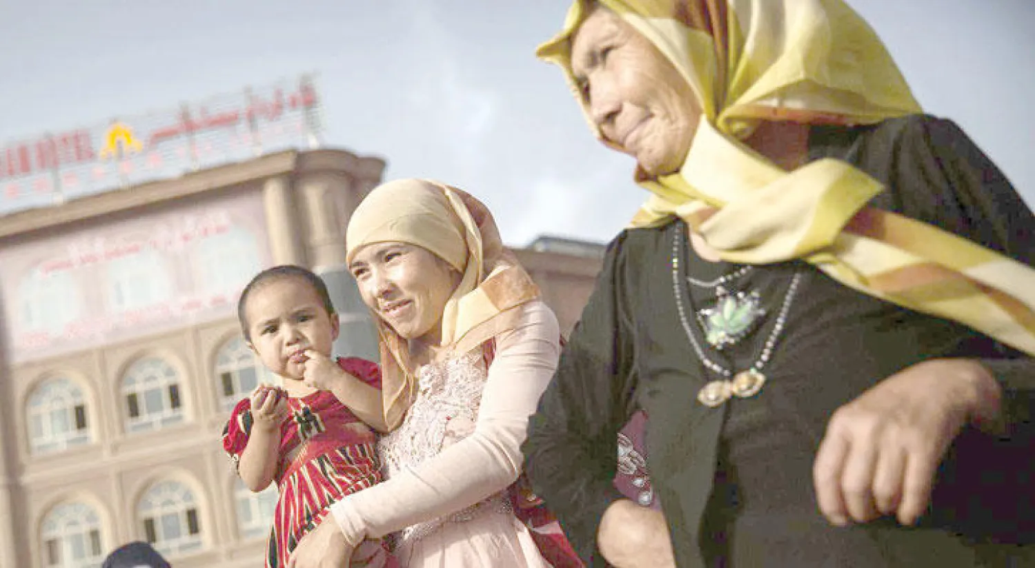 عائلة مسلمة في إقليم شنغ يانغ (غيتي)