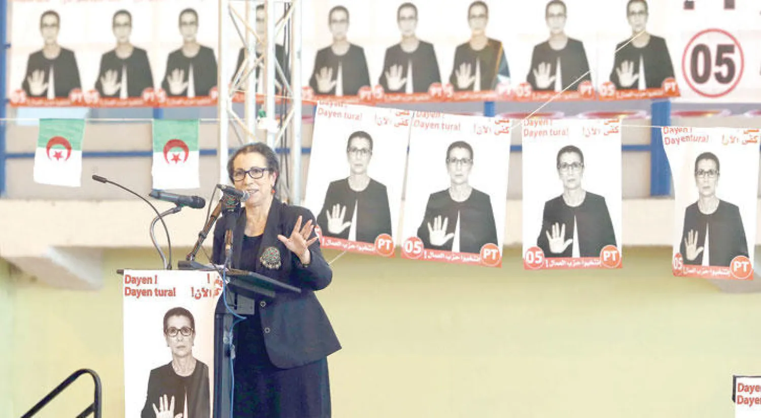 لويزا حنون الأمينة العامة لحزب العمال الجزائري المعارض تلقي كلمة خلال حملتها الانتخابية في العاصمة أمس (إ.ب.أ)