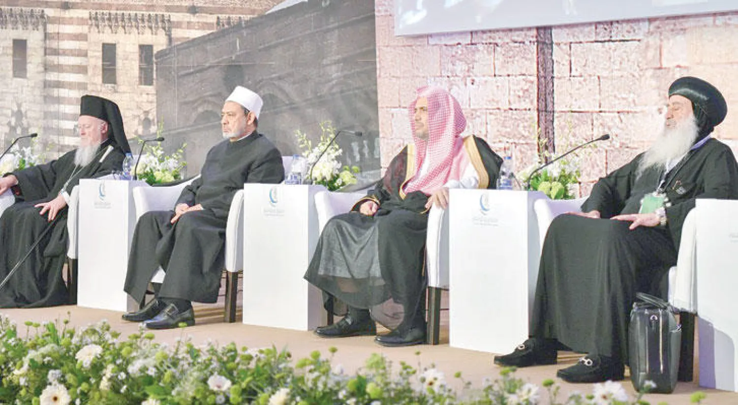 العيسى على منصة المتحدثين الرئيسيين للمؤتمر بين القيادات الدينية («الشرق الأوسط»)