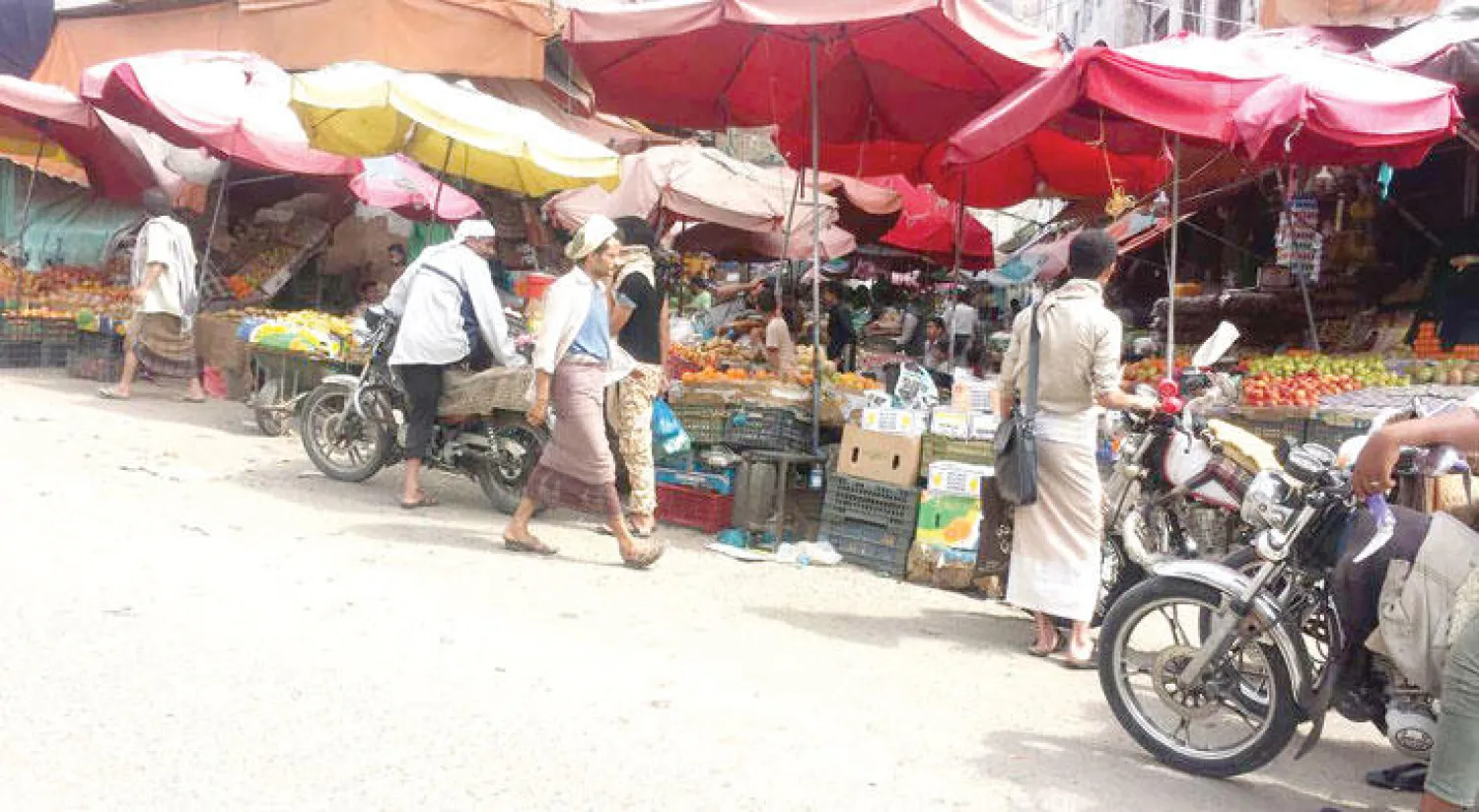 متسوقون في سوق شعبية وسط مدينة تعز أمس («الشرق الأوسط»)