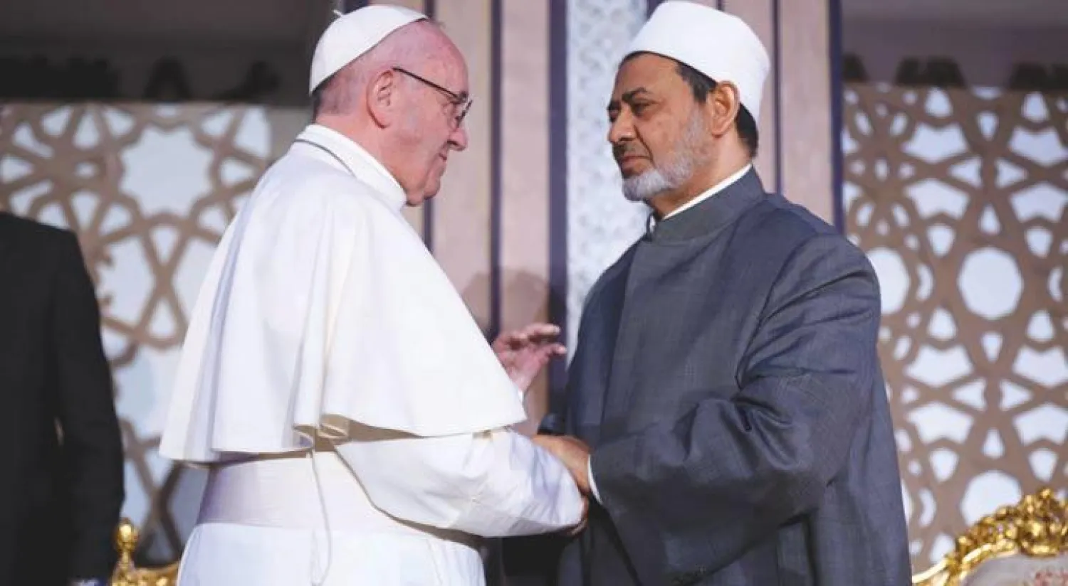 شيخ الأزهر الدكتور أحمد الطيب يرحب ببابا الفاتيكا بمقر مشيخة الأزهر بالدراسة (أ.ف.ب)