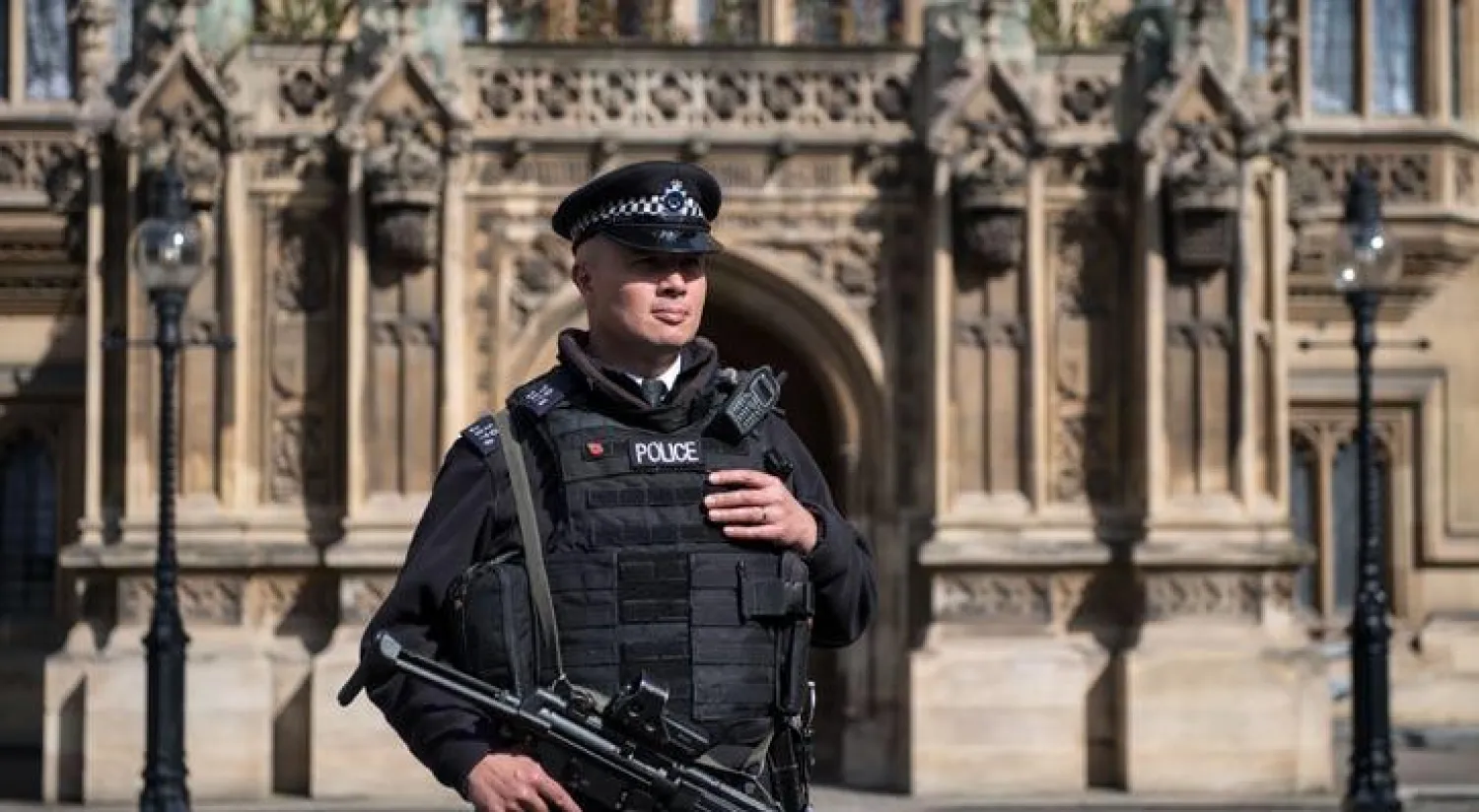 ضابط من شرطة اسكوتلنديارد أمام مقر مجلس العموم البريطاني أمس (إ.ب.أ)