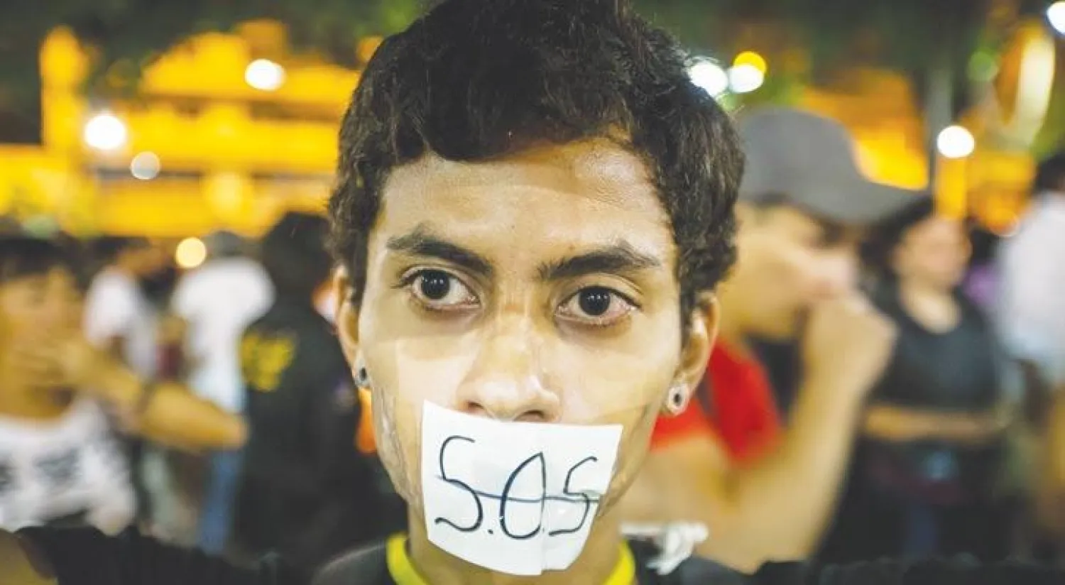 طالب يشارك في تكريم ضحايا الاشتباكات بين المعارضة الفنزويلية وقوات الأمن في كاراكاس أول من أمس (إ.ب.أ)