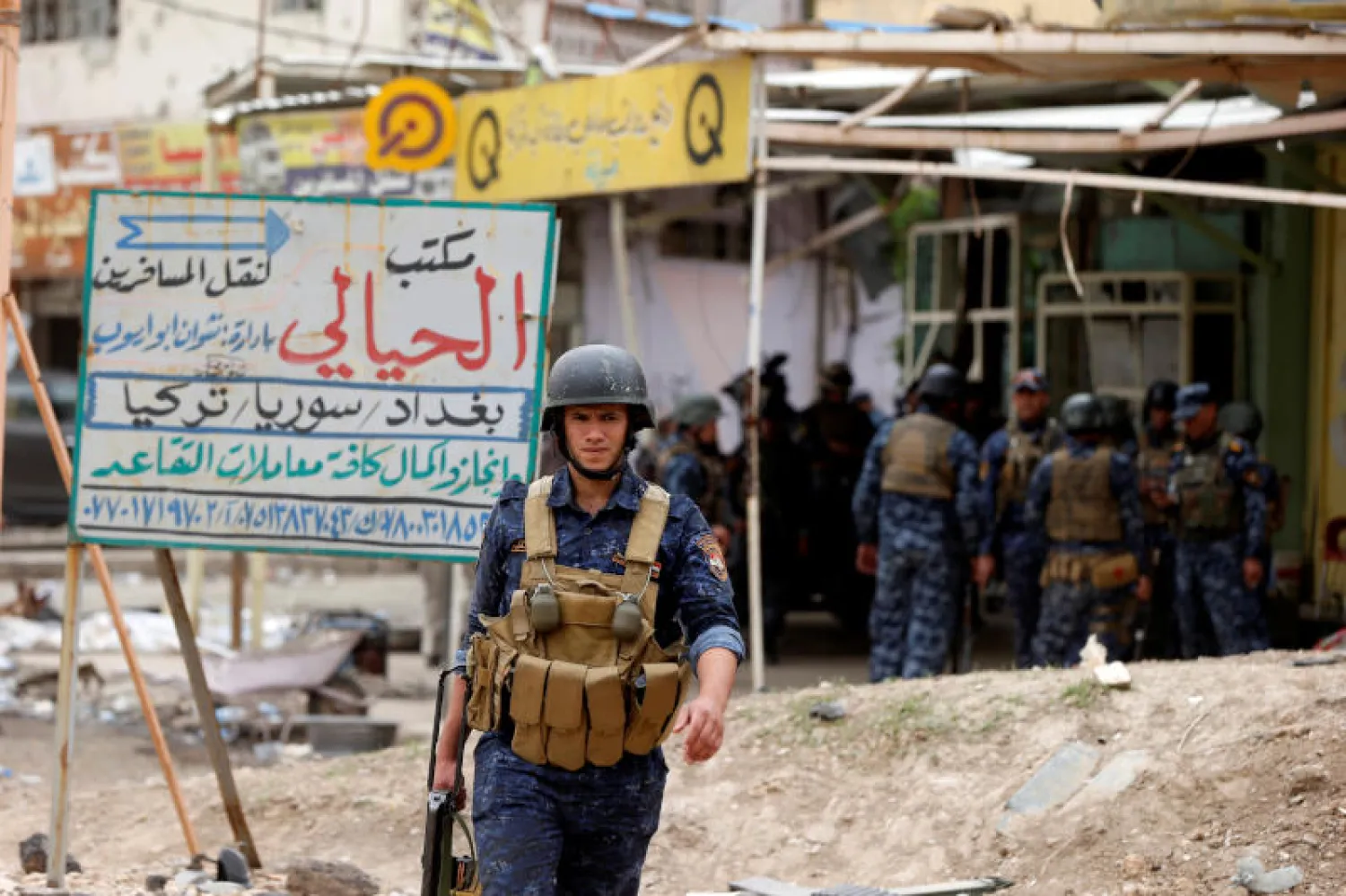 الشرطة العراقية خلال اشتباكات مع مقاتلي تنظيم داعش غرب الموصل (رويترز)