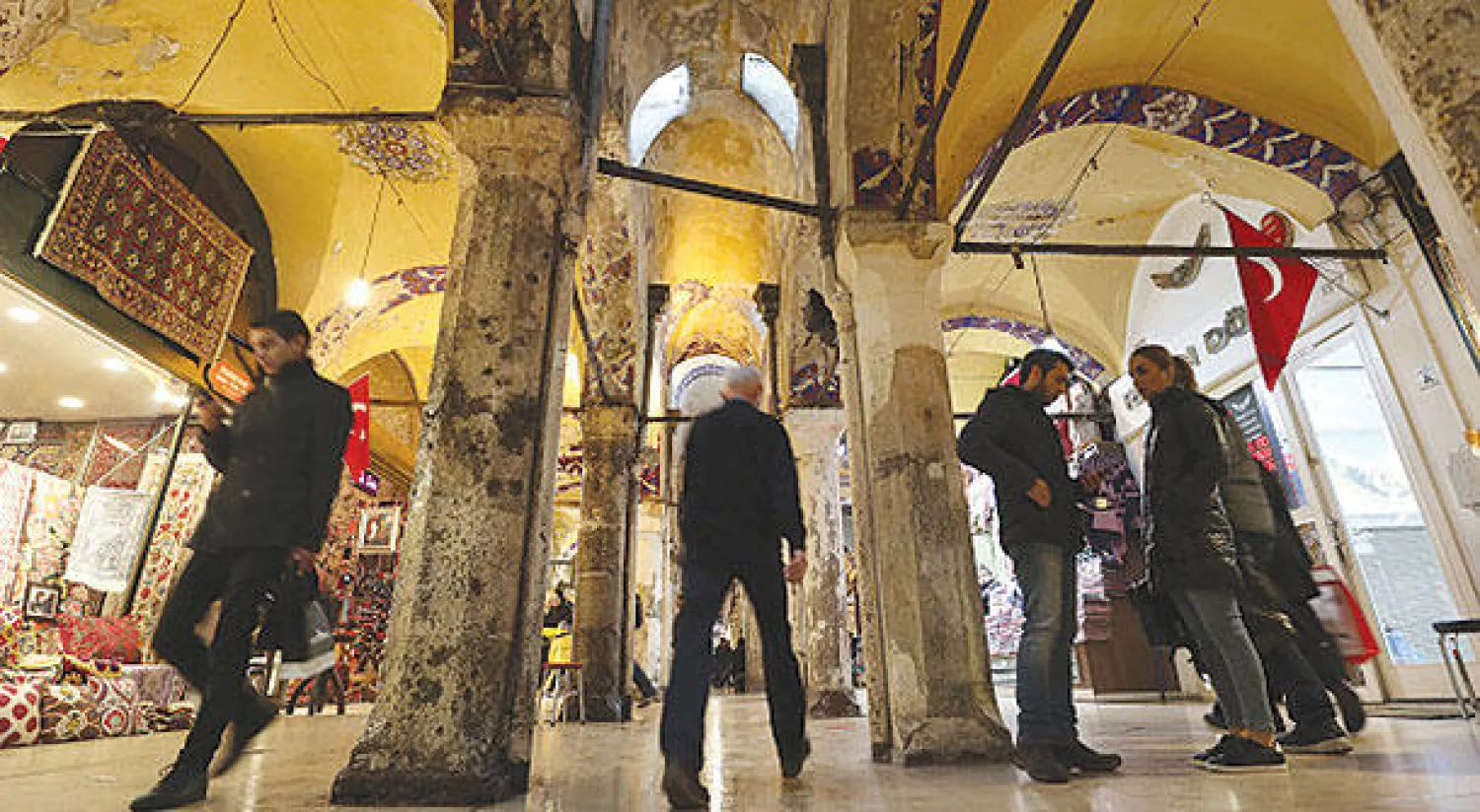 جانب من السوق الكبير الذي يعتبر أحد أكبر الأسواق القديمة في اسطنبول (غيتي)