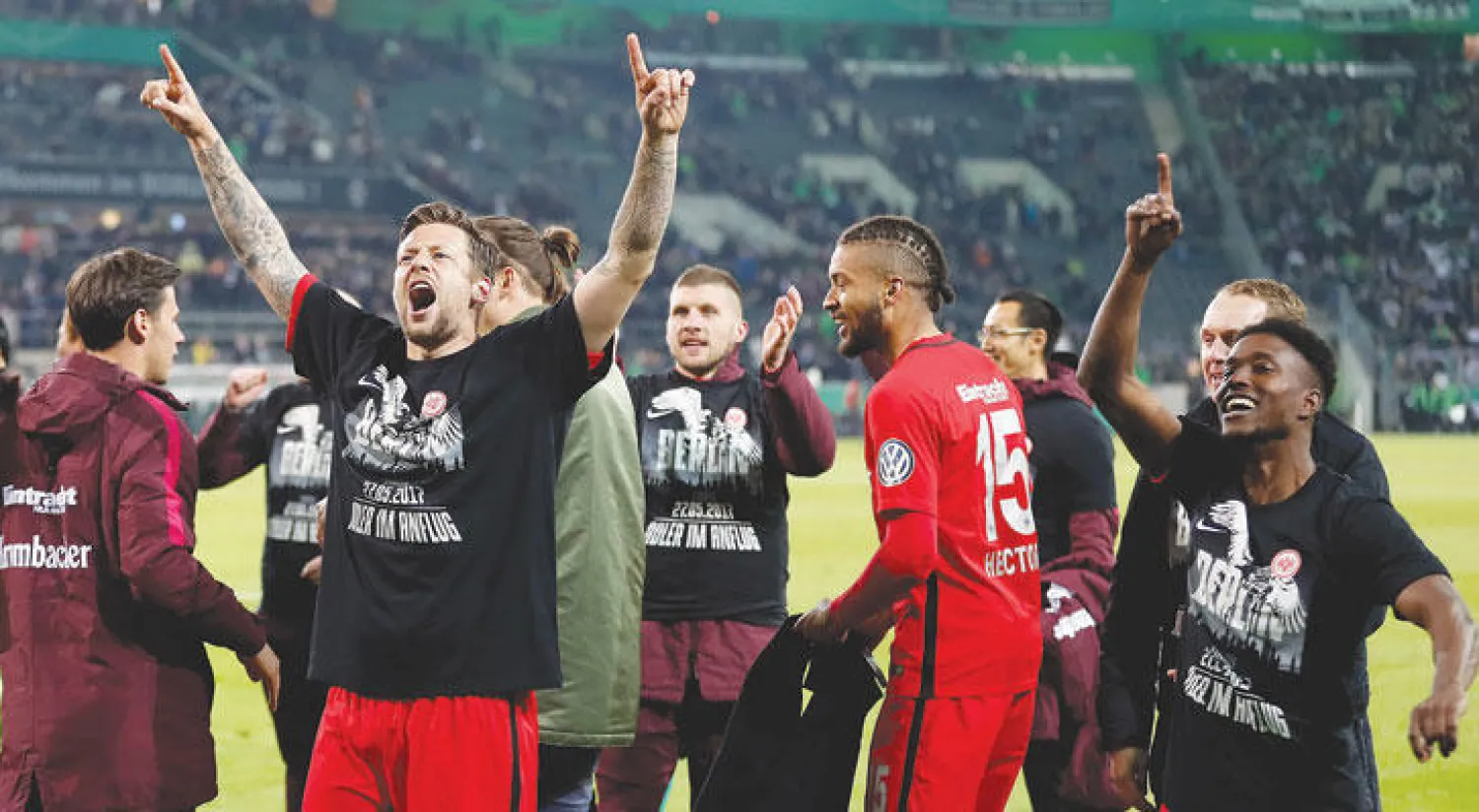 روس (يسار) يحتفل مع فريقه آينتراخت فرنكفورت بالوصول لنهائي كأس ألمانيا (إ.ب.أ)