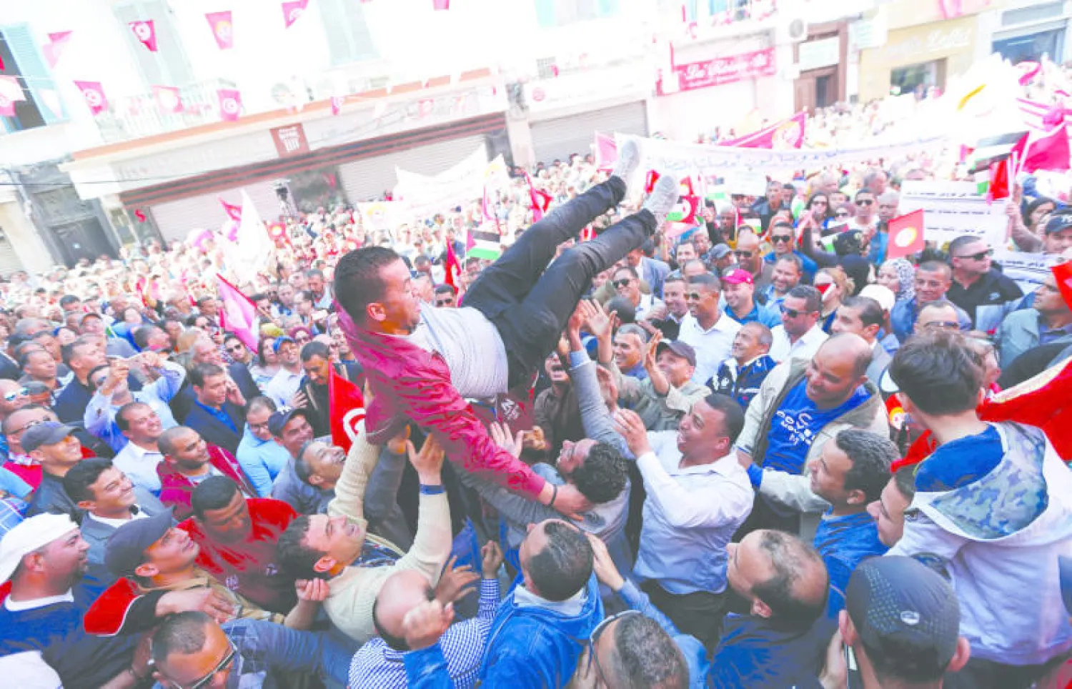 جانب من المظاهرات التي عرفتها شوارع العاصمة التونسية أمس بمناسبة عيد العمال (رويترز)