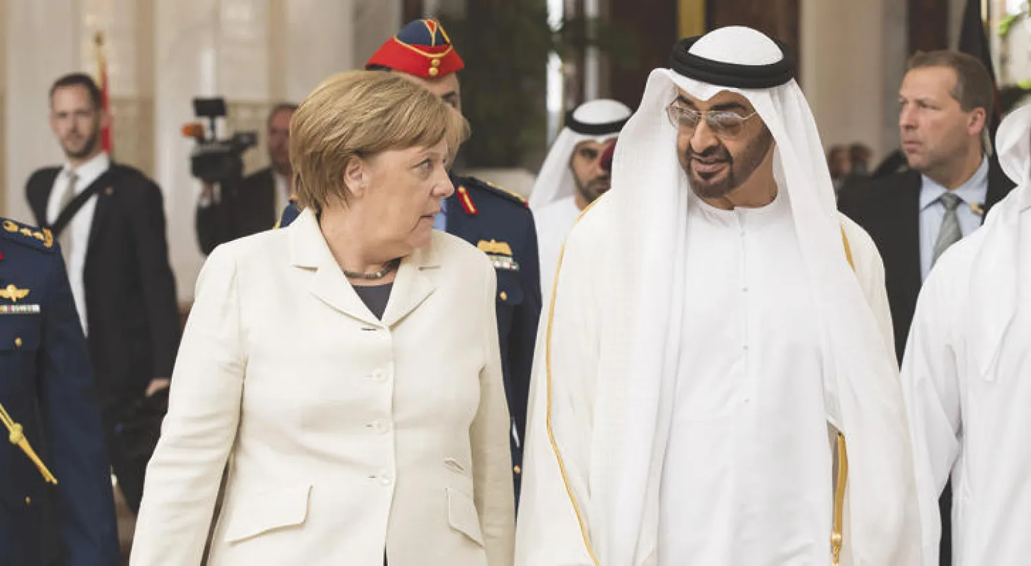 الشيخ محمد بن زايد والمستشارة ميركل خلال زيارتها أمس للعاصمة الإماراتية أبوظبي (وام)