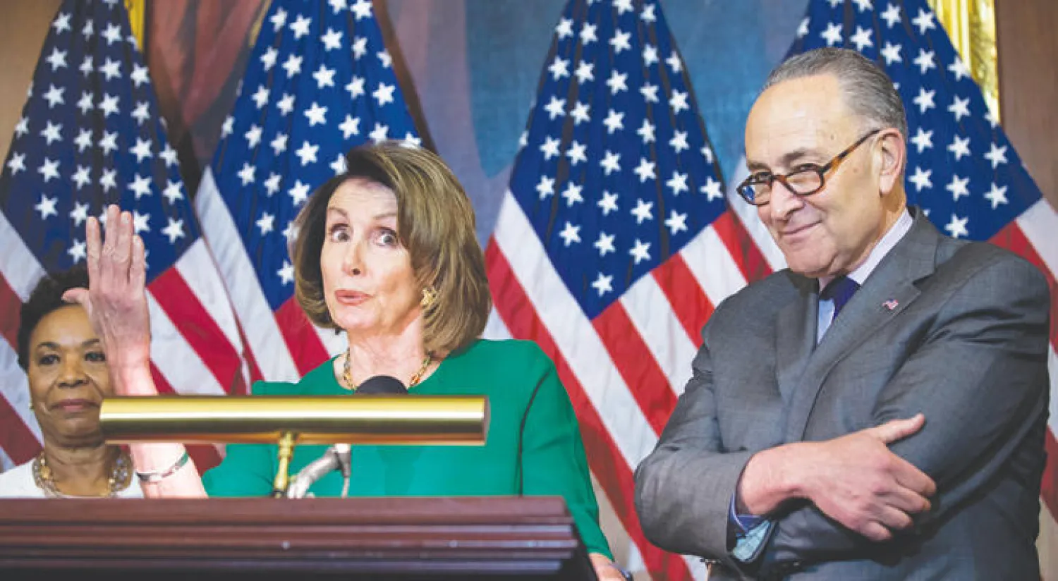 زعيمة الأقلية في مجلس النواب نانسي بيلوسي تعلق الجمعة على أداء ترمب في المائة يوم الأولى (إ.ب.أ)