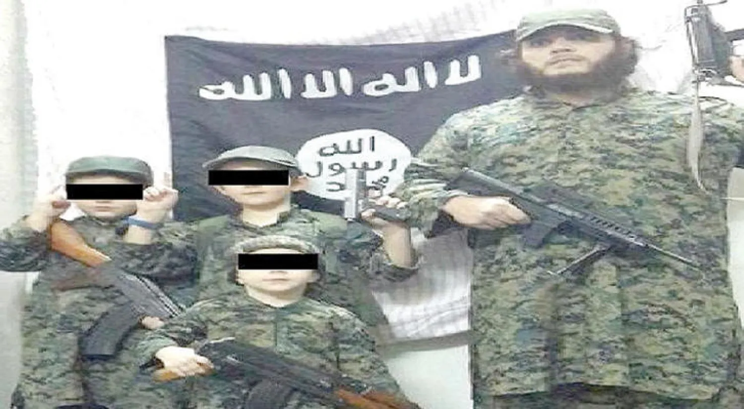خالد شروف مقاتل في «داعش» مع أطفاله في شريط فيديو للتنظيم الإرهابي («الشرق الأوسط»)