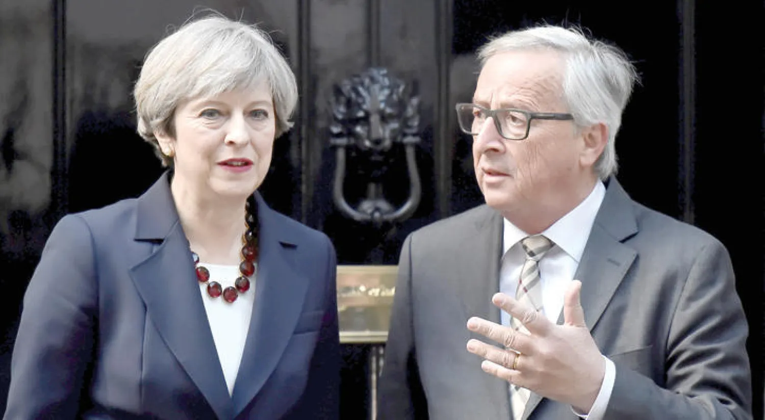 ماي مع يونكر خلال لقاء في لندن الأربعاء الماضي (رويترز)