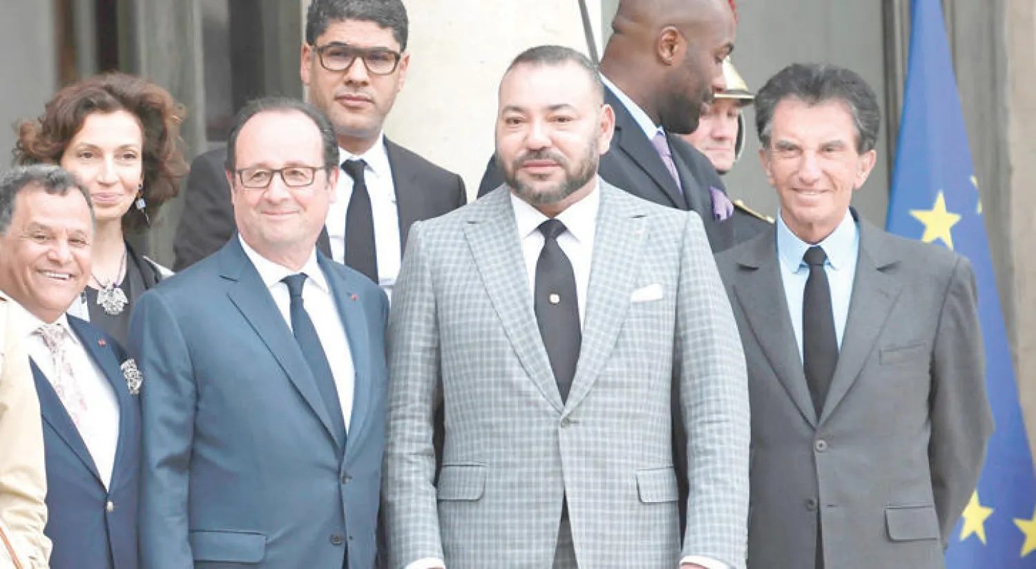 الرئيس الفرنسي مستقبلا العاهل المغربي في قصر الإليزيه أمس (أ.ف.ب)