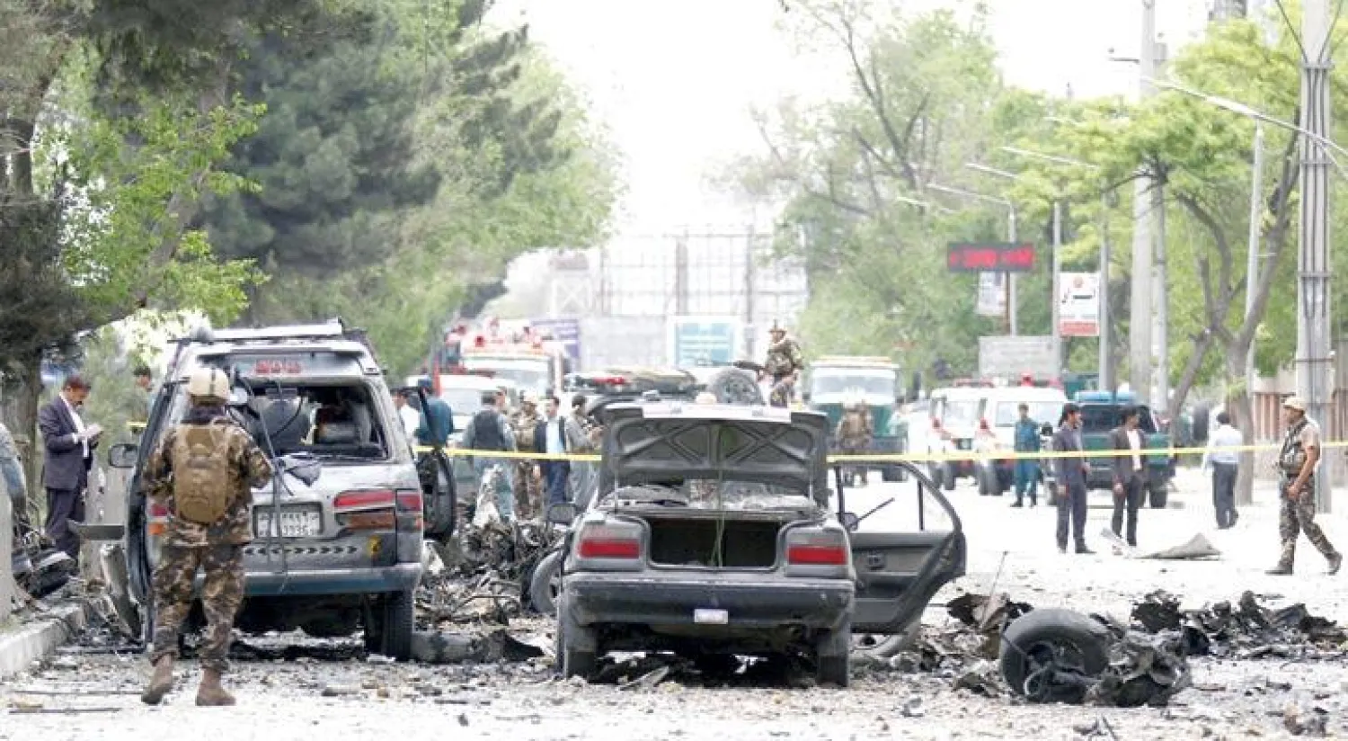 عناصر الأمن الأفغاني بموقع الانفجار الذي استهدف قافلة لـ«الناتو» في كابل أمس (إ.ب.أ)