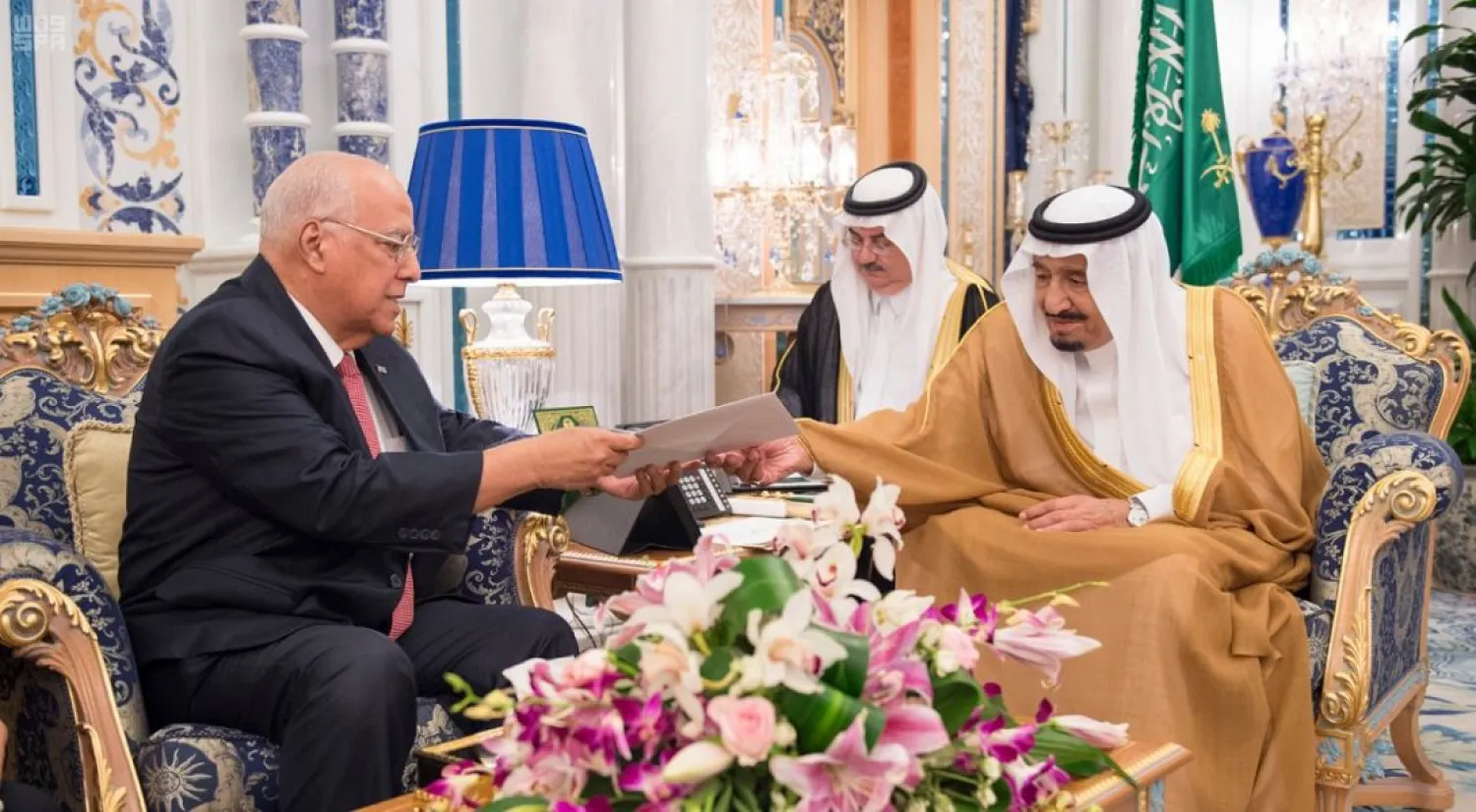 خادم الحرمين الشريفين يتسلم رسالة من رئيس كوبا (واس)