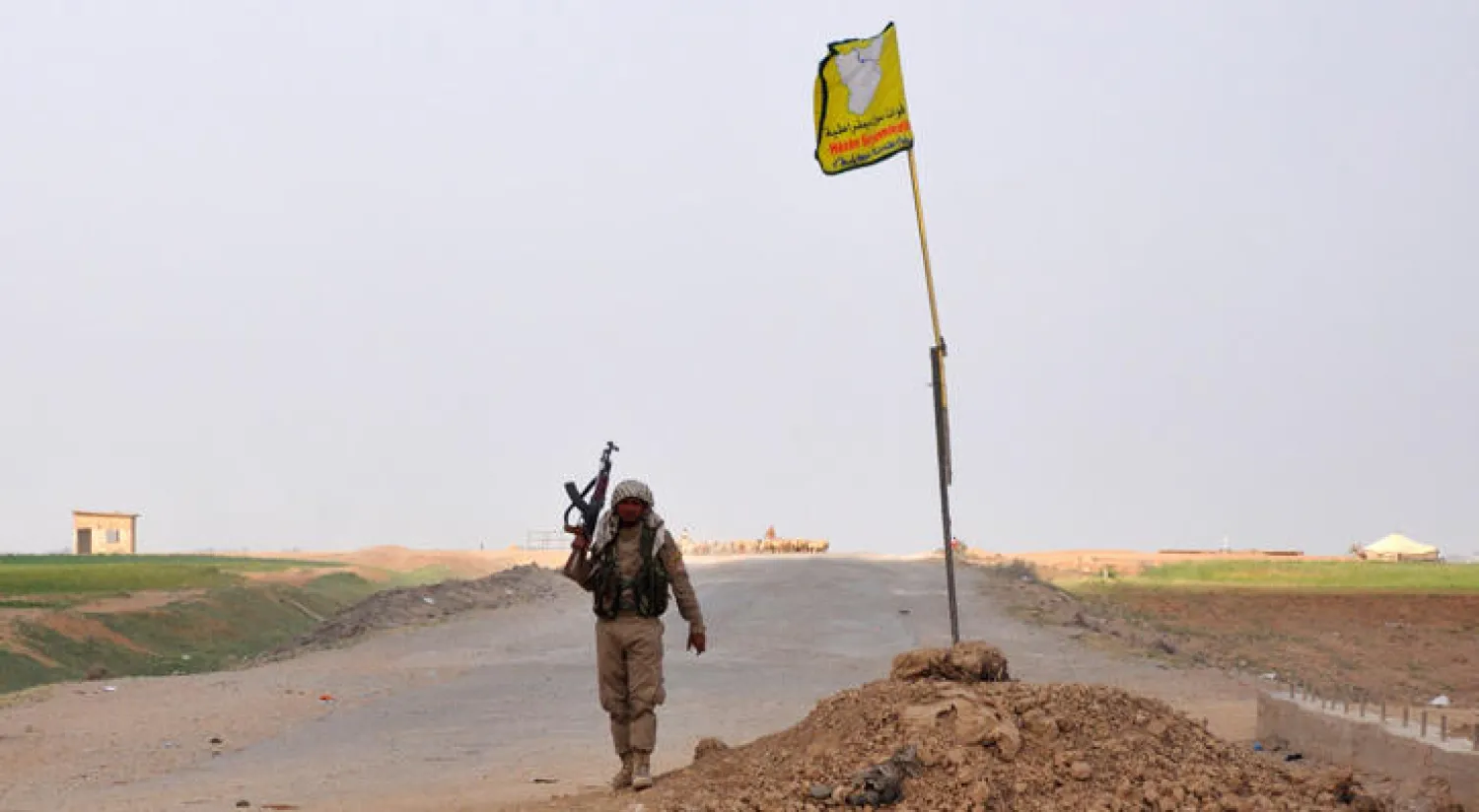 مقاتل من «قسد» قرب سد تشرين شمال الرقة التي تقدمت إليها المجموعة في الثاني من الشهر الحالي على حساب تنظيم داعش في المنطقة (أ.ف.ب)