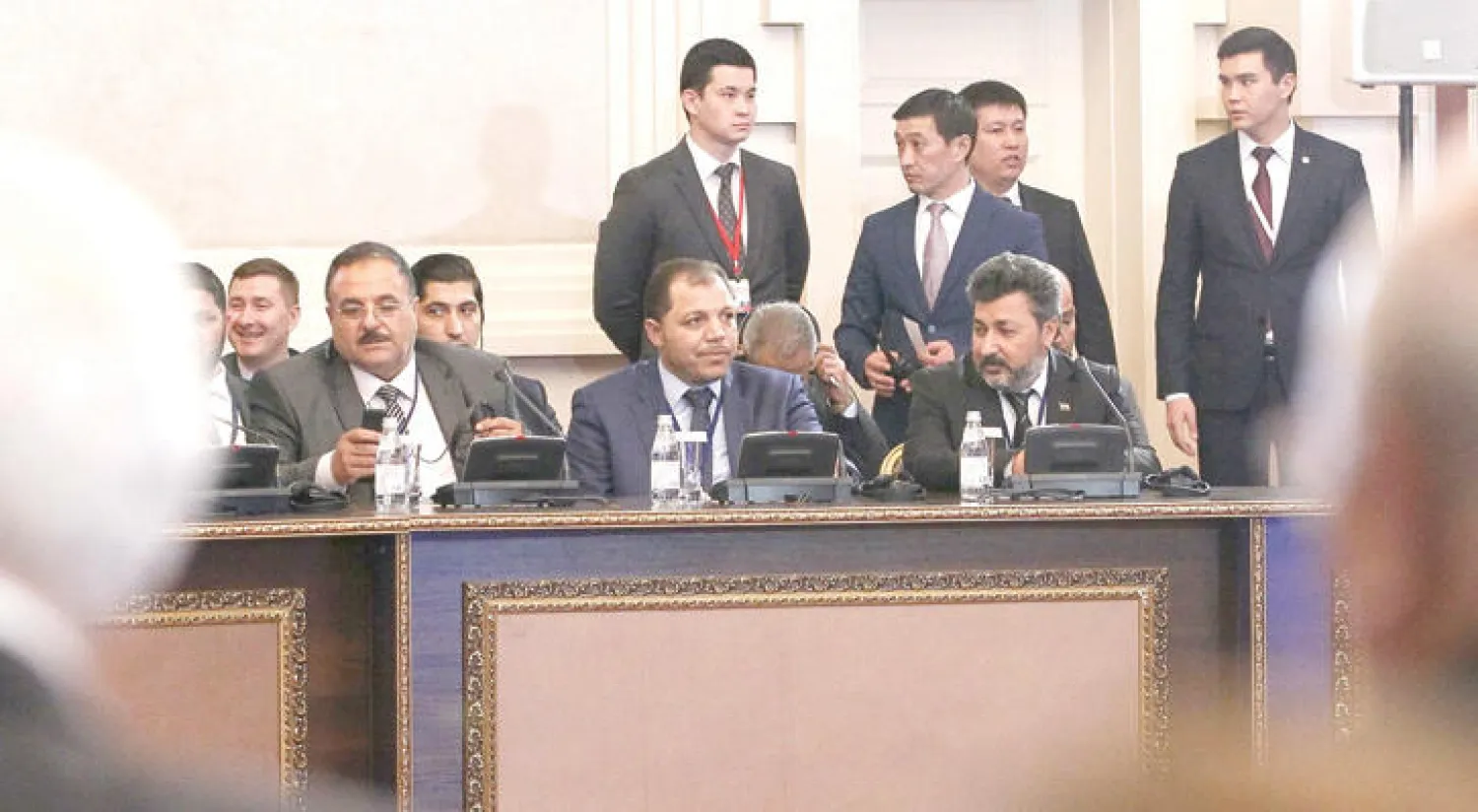 وفد المعارضة المسلحة إلى «آستانة» في مؤتمر صحافي أمس أعلن فيه رفضه وجود إيران بين الدول الضامنة (أ.ف.ب)