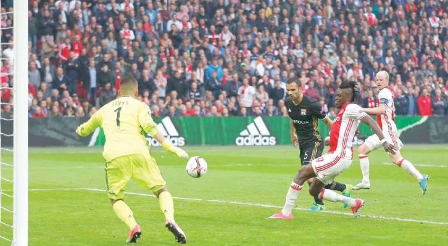 تراوري  يسجل ثاني أهدافه ورابع أهداف إياكس في مرمى ليون (أ.ب)