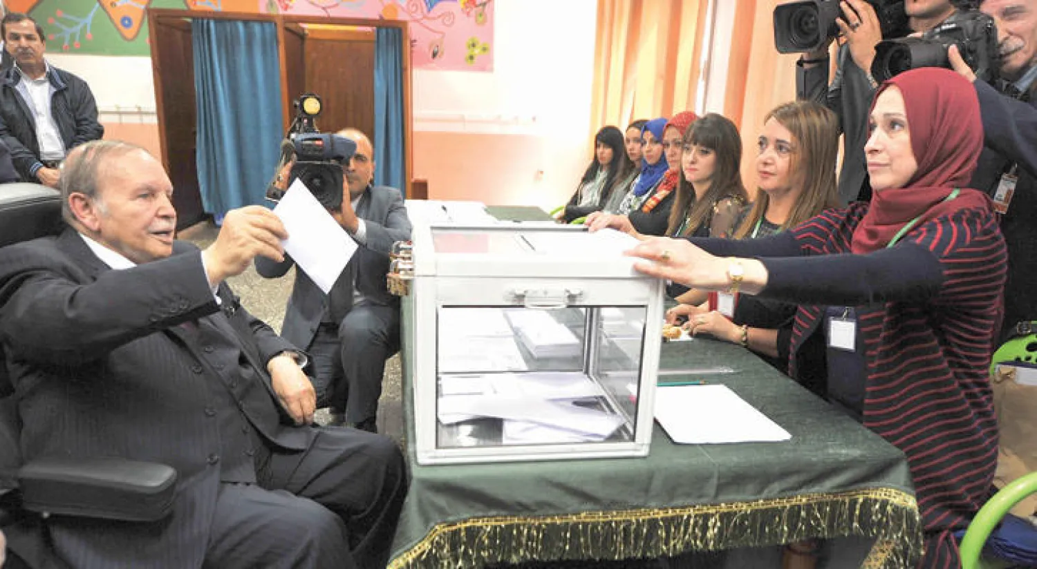 بوتفليقة لدى الإدلاء بصوته في العاصمة الجزائرية أمس (أ.ب)