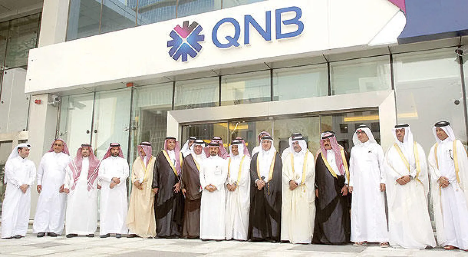 جانب من افتتاح فرع «بنك قطر الوطني» في الرياض بحضور محافظ «ساما» (تصوير: خالد الخميس)