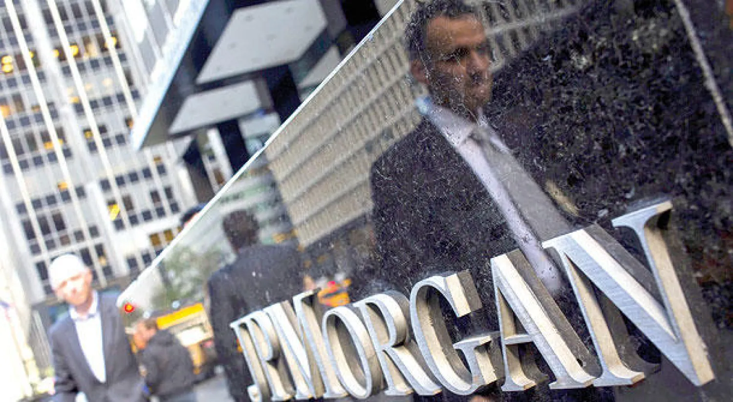 «جيه. بي مورغان» أكبر البنوك الأميركية من حيث حجم الأصول أعلن زيادة في الأرباح وحقق إيرادات إضافية من زيادة التداولات (رويترز)