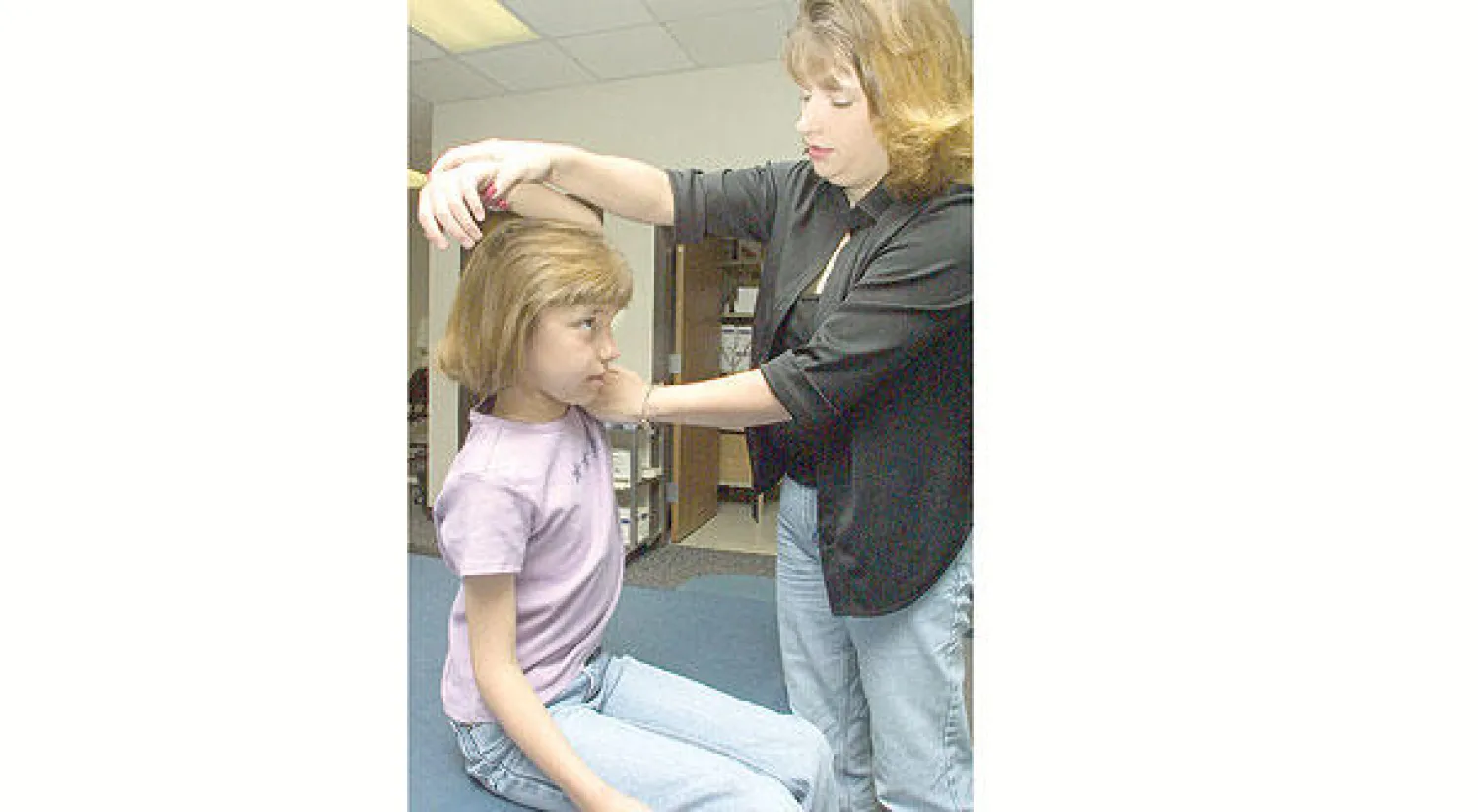 أم أميركية تساعد ابنتها المصابة بالتهاب المفاصل على ممارسة الرياضة