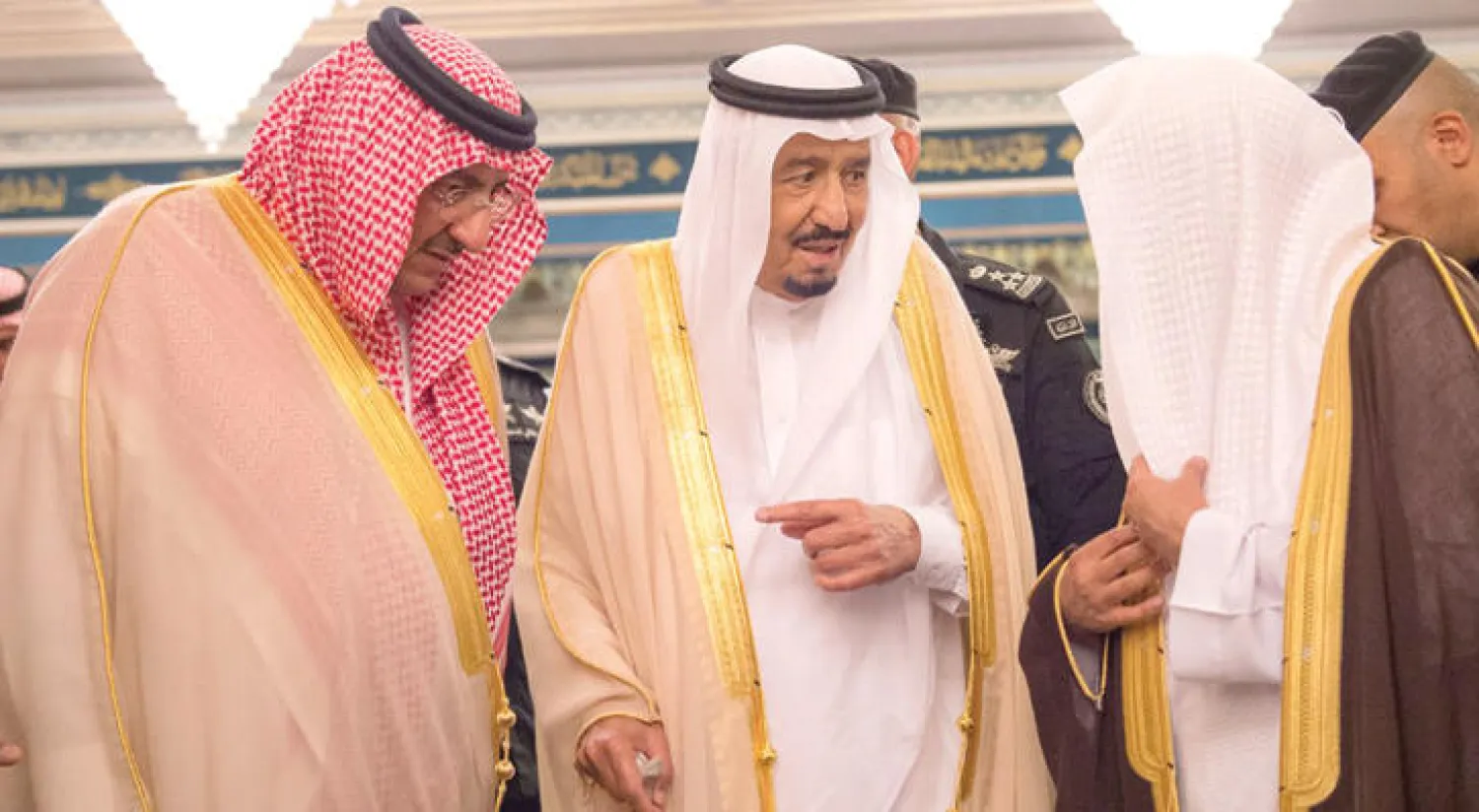 الملك سلمان بن عبد العزيز في حديث مع الشيخ عبد الرحمن السديس إمام وخطيب المسجد الحرام ويبدو الأمير محمد بن نايف ولي العهد السعودي (واس)