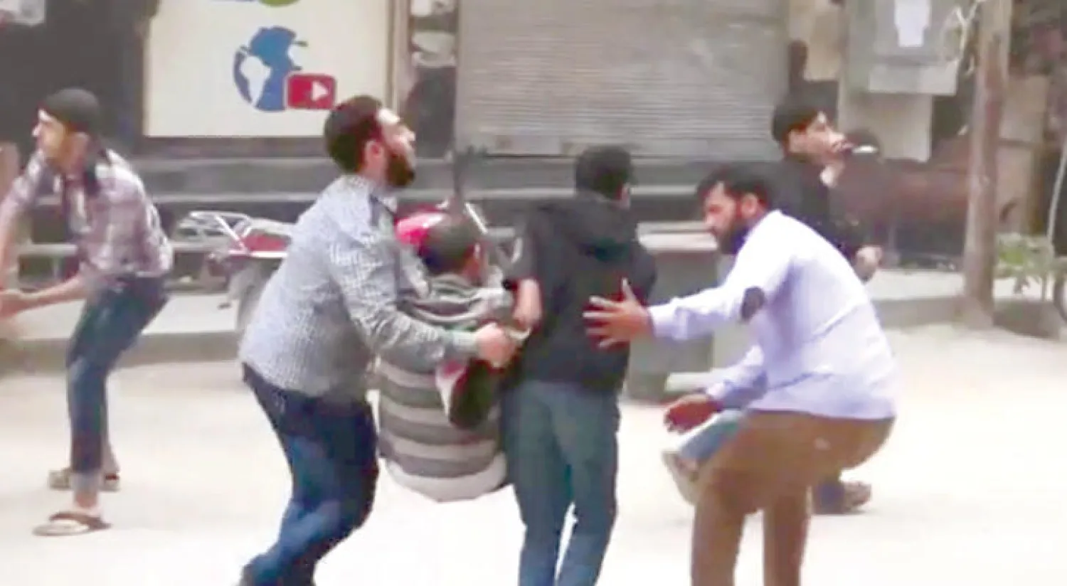 سقوط متظاهر في الغوطة الشرقية احتجاجاً على الاقتتال بين الفصائل بحسب فيديو لإعلام معارض نهاية الشهر الماضي (رويترز)