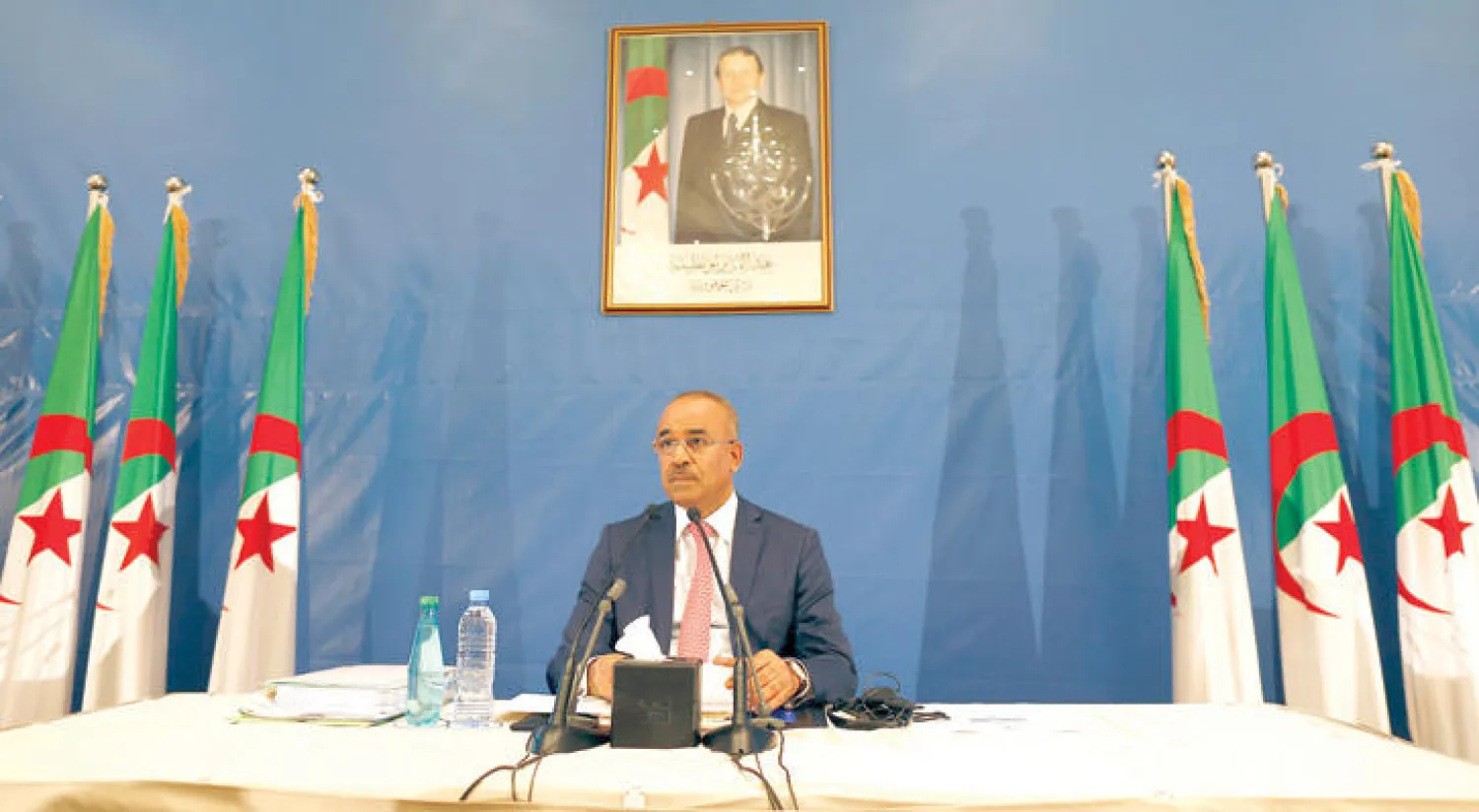 وزير الداخلية الجزائري نور الدين بدوي خلال الإعلان عن نتائج الانتخابات في العاصمة أمس (إ.ب.أ)