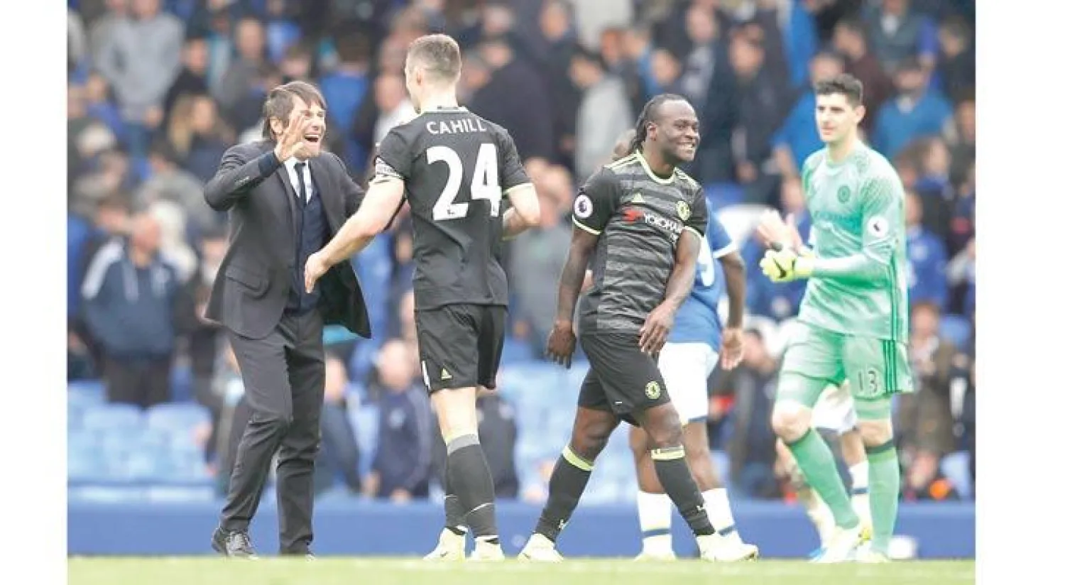 كونتي ولاعبوه وفرحة الفوز على إيفرتون في المرحلة الماضية (رويترز)