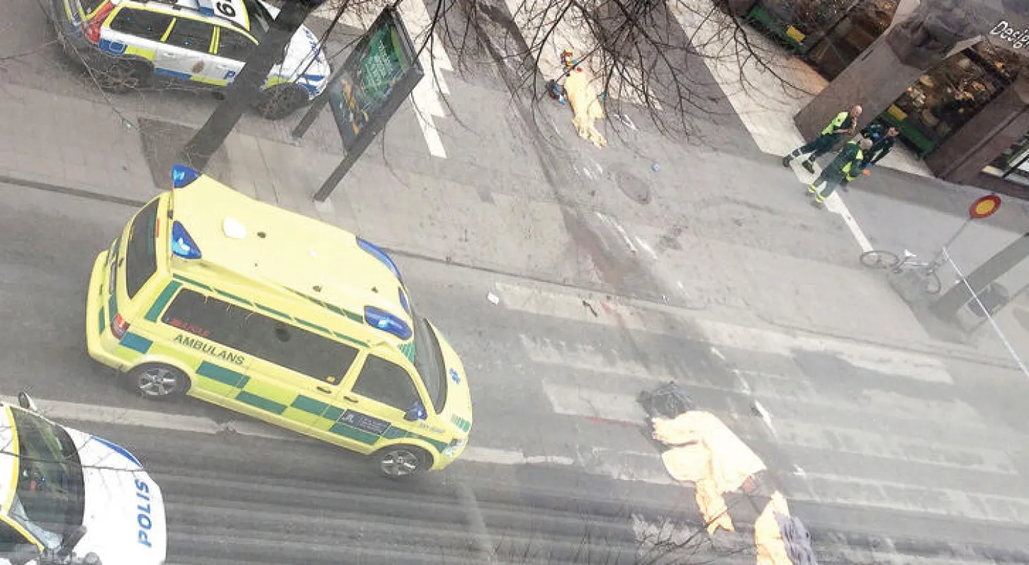 سيارة اسعاف وسط استوكهولم بعد هجوم بالدهس الشهر الماضي (أ.ب)