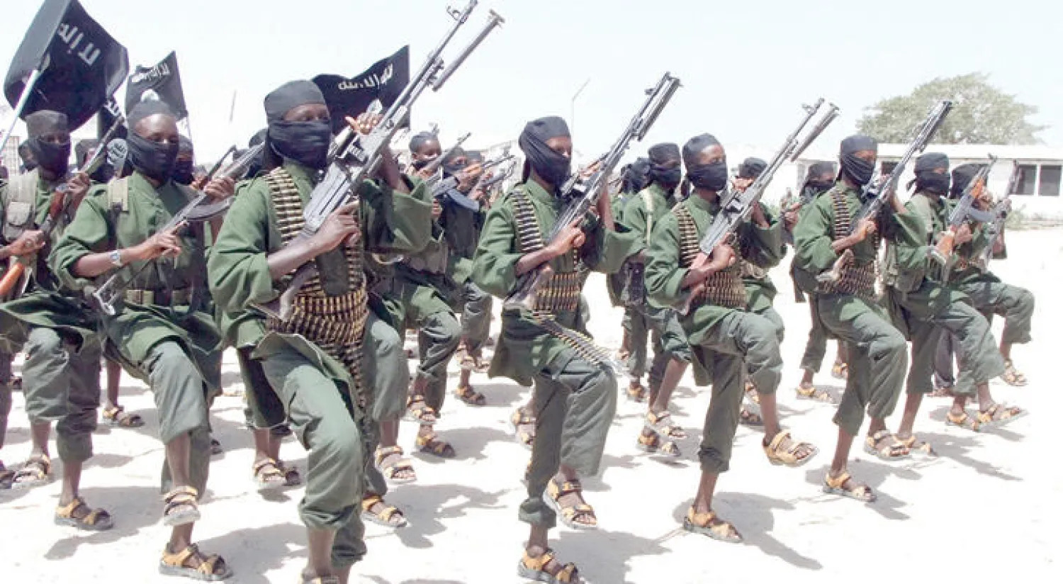 عناصر من {الشباب} خلال تدريب خارج مقديشو (أ.ب)