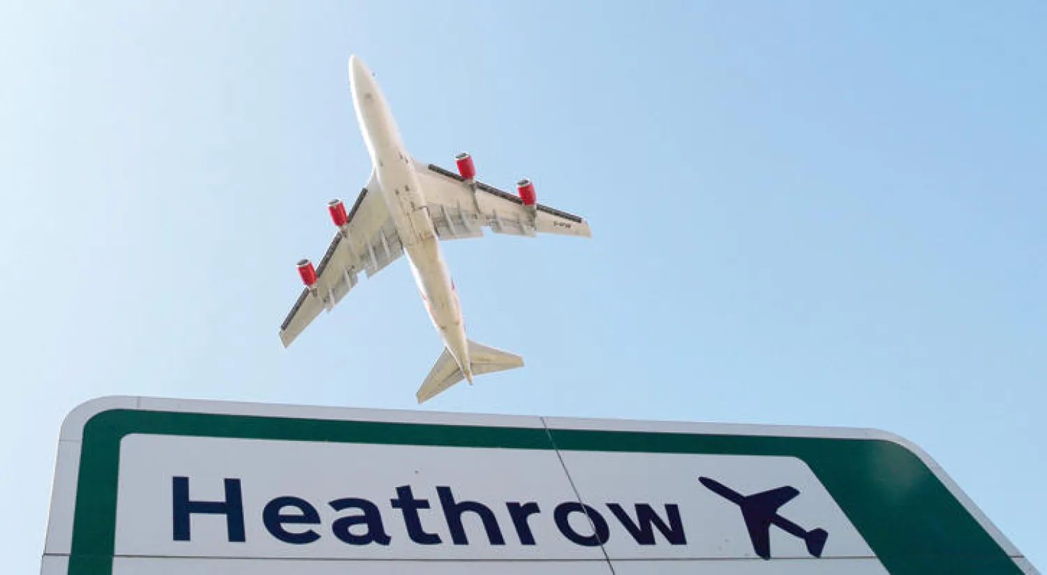 طائرة تقلع من مطار هيثرو قبل إغلاق الصالة الثالثة لفترة قصيرة لأسباب أمنية أمس (رويترز)