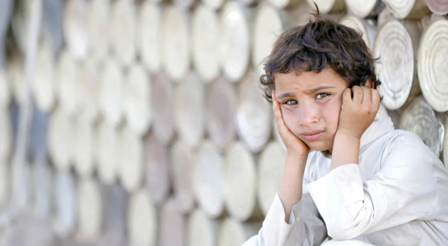 طفل في أحد مخيمات الإيواء قرب صنعاء (رويترز)