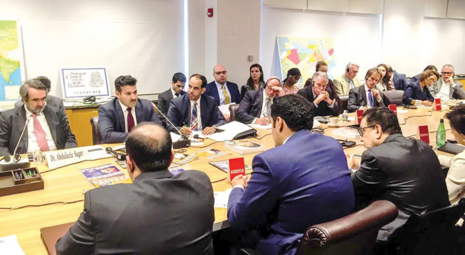 السفير محمد آل جابر (الثاني من اليسار) خلال ندوة عن اليمن في واشنطن أول من أمس (مجلس العلاقات العربية - الأميركية)