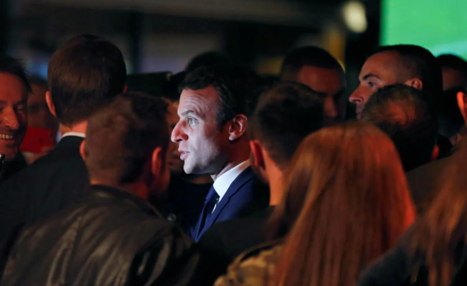 ماكرون في إحدى الجولات الإنتخابية (رويترز)