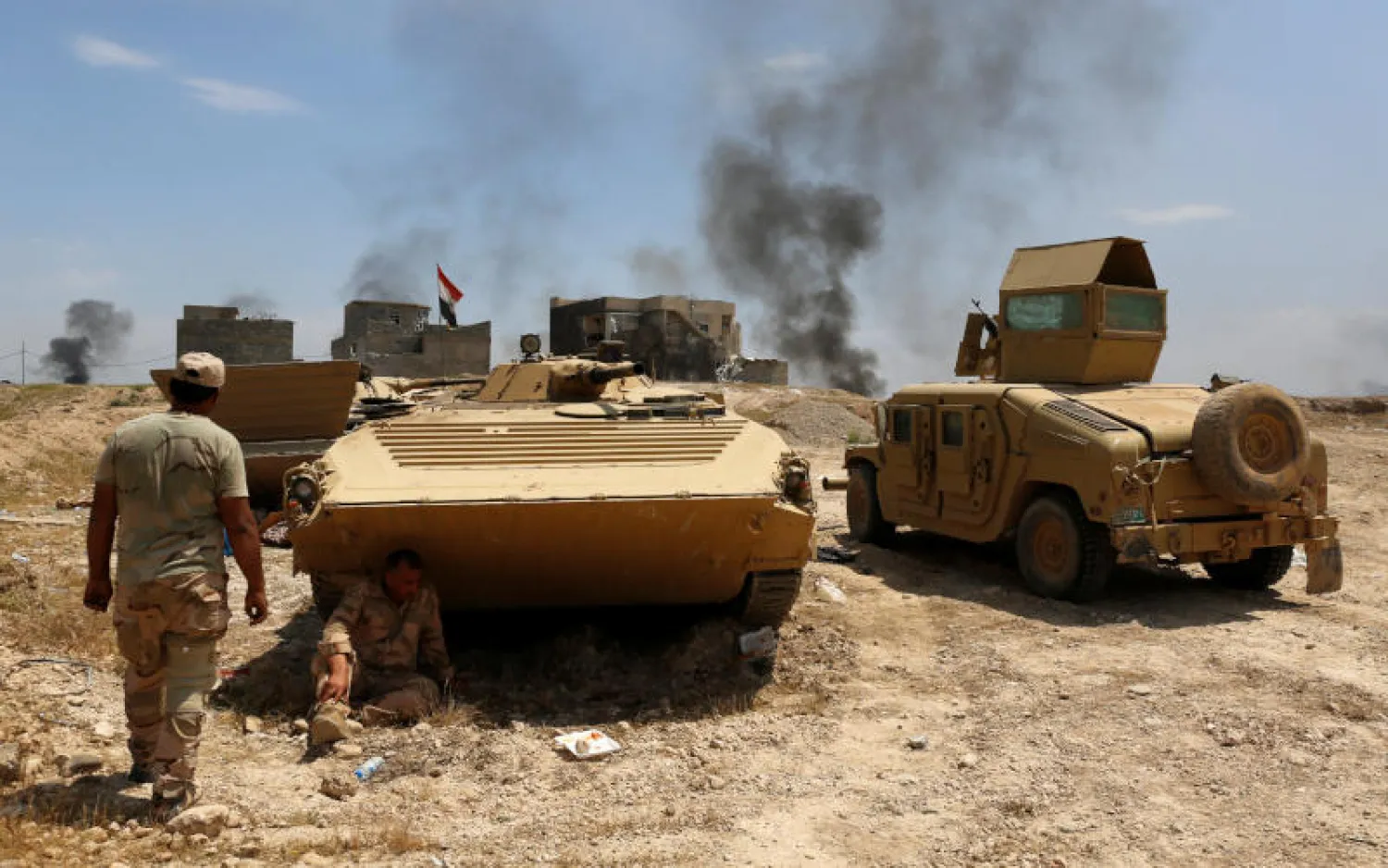 قوات عراقية تشتبك مع مقاتلي «داعش» في شمال غربي الموصل (رويترز)