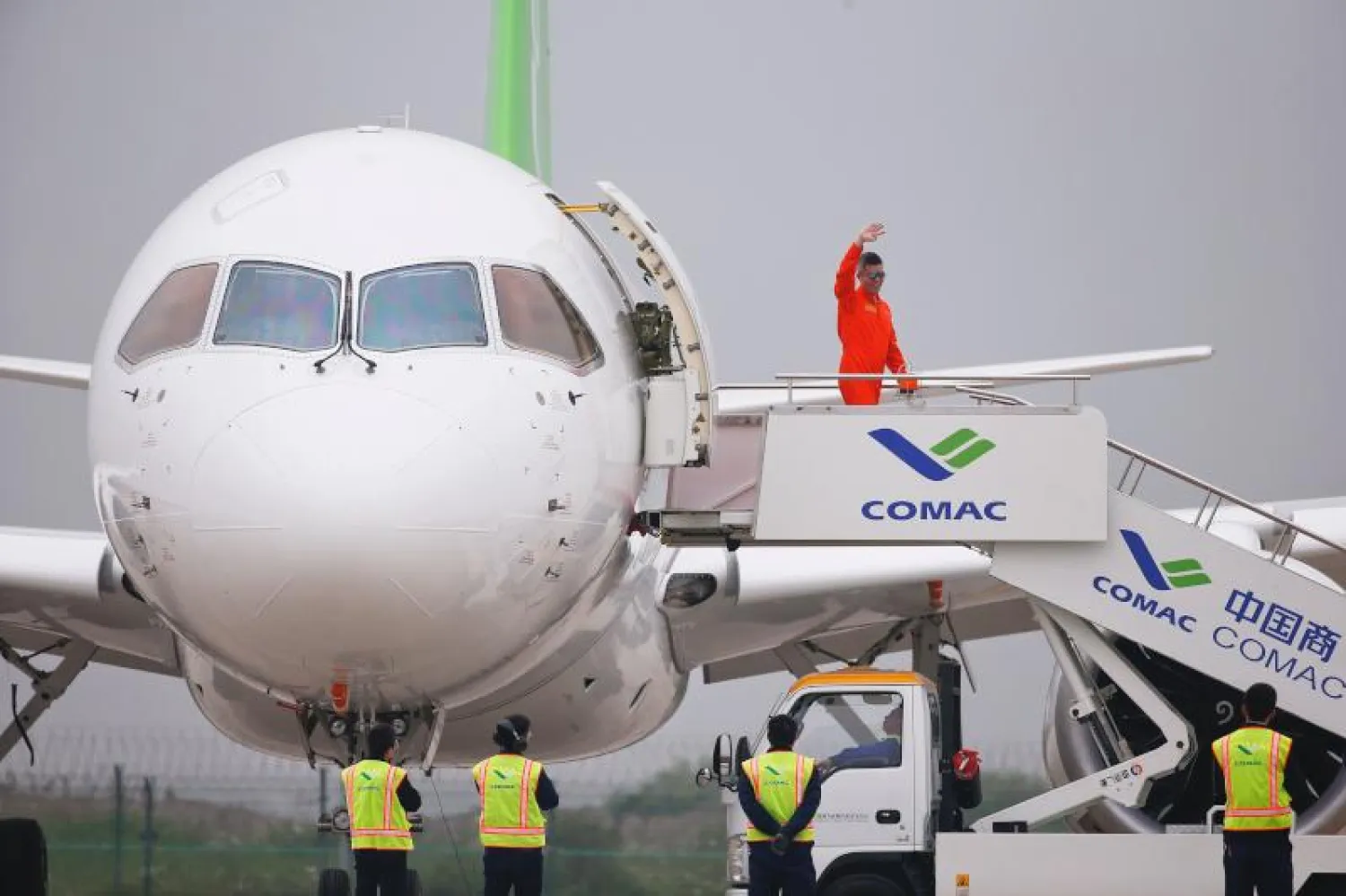 الطائرة سي 919 صينية الصنع قبل الإقلاع من مطار شنغهاي (أ.ف.ب) 