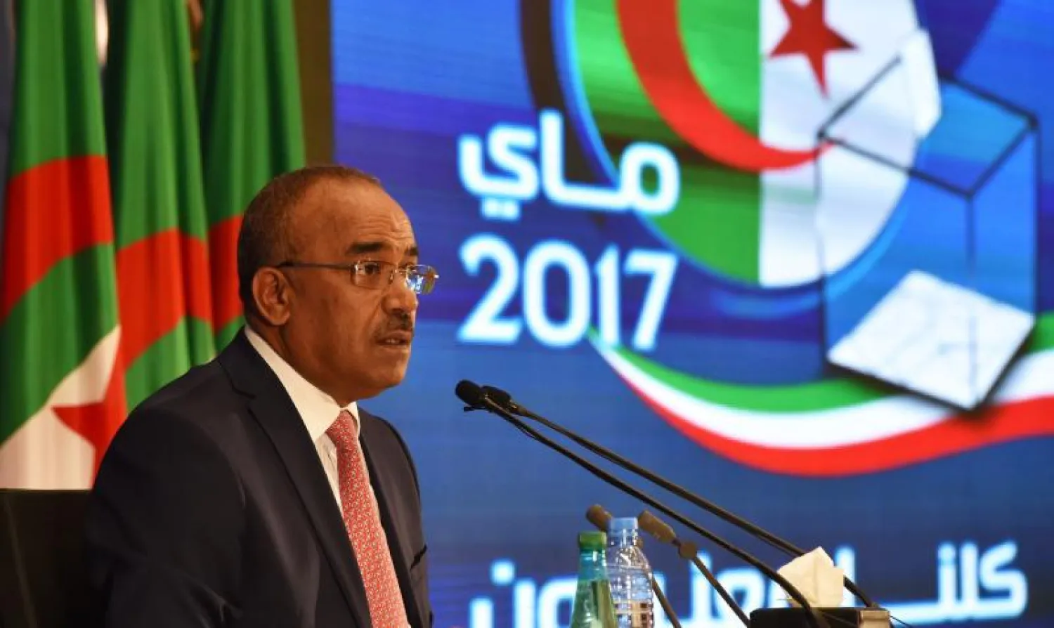 وزير الداخلية الجزائري نور الدين بدوي خلال المؤتمر الصحافي للإعلان عن نتائج الانتخابات التشريعية (أ.ف.ب)