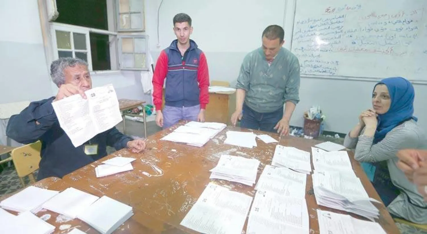 أحزاب إسلامية مشاركة في الانتخابات تؤكد حصول عمليات تزوير كبيرة طالت عمليات فرز الأصوات (إ.ب.أ)