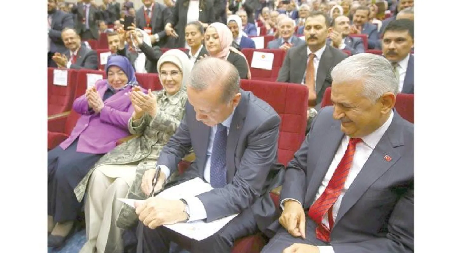 الرئيس التركي رجب طيب إردوغان يوقع على إعلان عودته إلى حزب العدالة والتنمية الثلاثاء الماضي (أ.ف.ب)