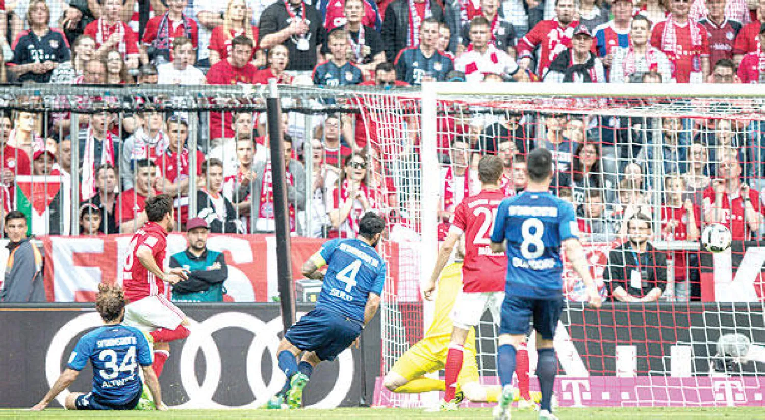 خوان بيرنات (الثاني من اليسار) يحرز هدف فوز بايرن والإطاحة بدارمشتاد (إ.ب.أ)