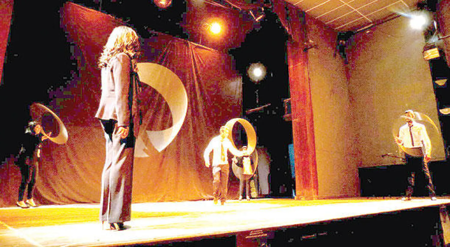 مشهد من العرض المسرحي «حب ومسرح»